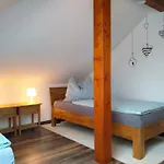 Апартаменты Am Waldesrand - Garten, Terrasse, Grill, Luftkuehler, Massagesessel, Kinderspielecke, Spielekonsole
