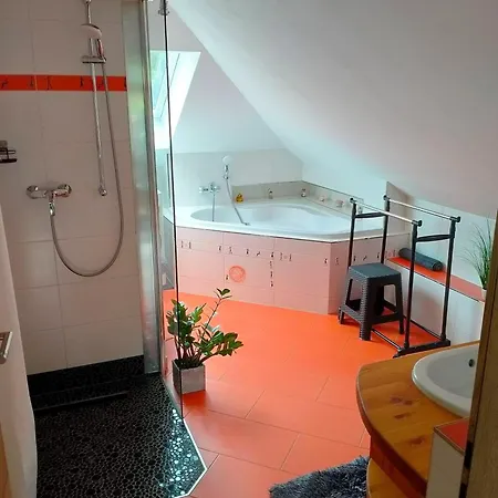 Apartment Am Waldesrand: Garden Retreat With Family-friendly Amenities Cottbus