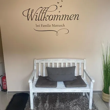 Apartment Am Waldesrand: Garden Retreat With Family-friendly Amenities *