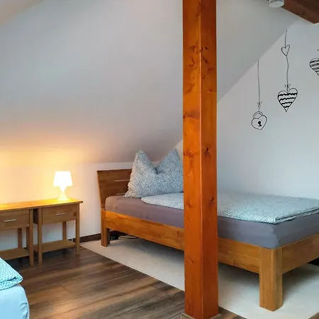 Appartement Am Waldesrand - Garten, Terrasse, Grill, Luftkuehler, Massagesessel, Kinderspielecke, Spielekonsole