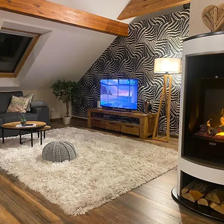 Apartament Am Waldesrand - Garten, Terrasse, Grill, Luftkuehler, Massagesessel, Kinderspielecke, Spielekonsole Chociebuż