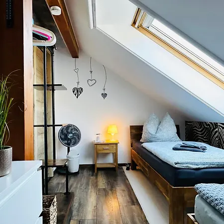 Apartmán Am Waldesrand - Garten, Terrasse, Grill, Luftkuehler, Massagesessel, Kinderspielecke, Spielekonsole *