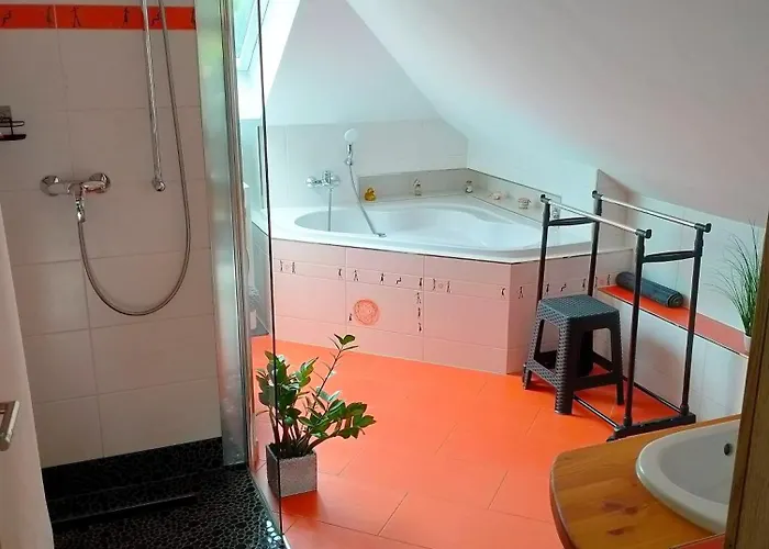 Apartament Am Waldesrand - Garten, Terrasse, Grill, Luftkuehler, Massagesessel, Kinderspielecke, Spielekonsole Chociebuż